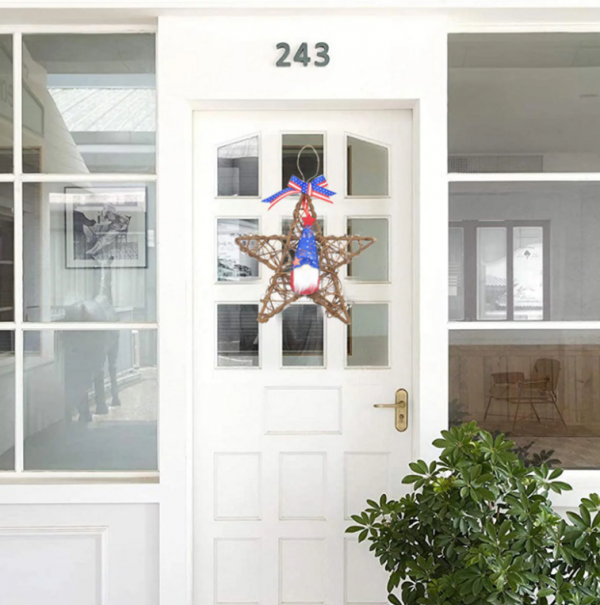 Pintu depan dengan hiasan anyaman rotan